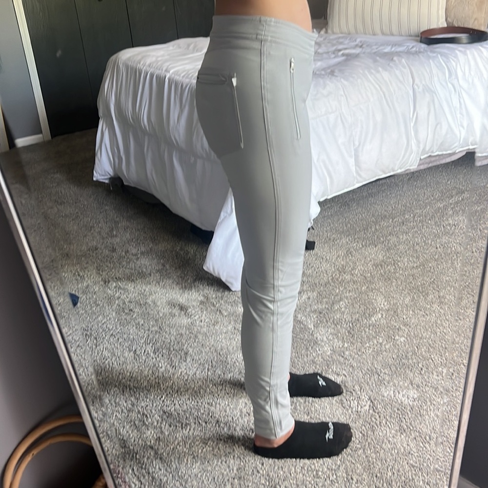 Lululemon dual pants, with reflective pocket flap - Picture 2 of 7